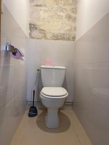 een badkamer met een wit toilet in een kamer bij Maison cosy proche centre ville in Compiègne