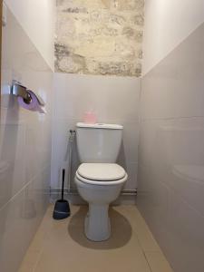 une salle de bain avec des toilettes blanches dans une chambre dans l'établissement Maison cosy proche centre ville, à Compiègne 19 autres photos