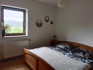 1 dormitorio con cama y ventana en Ferienwohnungen Aumayr, en Gutau