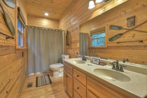 baño con lavabo y aseo en una cabaña de madera en Fireside Lodge, en Ellijay 40 fotos más