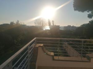 een uitzicht op de zon die opkomt over een trap bij Alloggio turistico Lido delle Sirene in Anzio