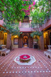 einen Innenhof mit einem Brunnen in der Mitte eines Gebäudes in der Unterkunft Riad Samsli in Marrakesch