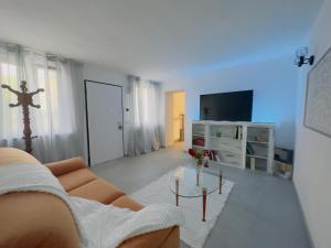 een woonkamer met een bank en een tv bij La casa verde in Beccacivetta