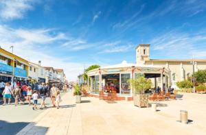 Un groupe de personnes marchant sur une place de la ville dans l'établissement Maison de location hypercentre, à La Tranche-sur-Mer