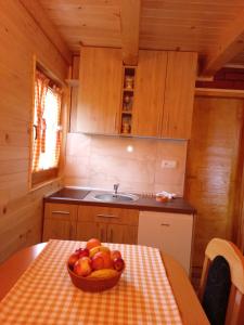 eine Küche mit einer Schale Obst auf einem Tisch in der Unterkunft Brvnara Srna Zlatar in Nova Varoš