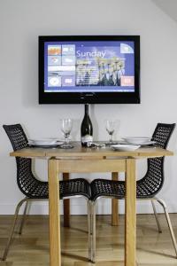 Uma TV ou centro de entretenimento em Culver House Hotel