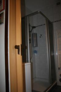 baño con ducha y puerta de cristal en Ferienwohnung Thermen, en Merano