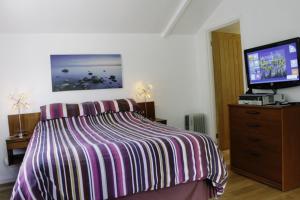 Uma TV ou centro de entretenimento em Culver House Hotel