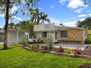 una casa con un giardino davanti di Lake Park Cottage a Naples