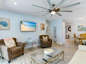 un soggiorno con mobili e ventilatore a soffitto di Lake Park Cottage a Naples
