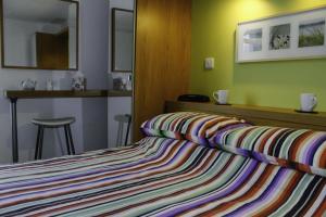 Cama ou camas em um quarto em Culver House Hotel