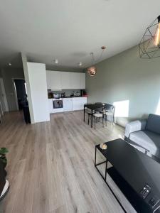 una sala de estar con un sofá y una mesa en Golden Circle house 1, en Selfoss