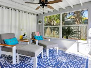 un soggiorno con due sedie e una finestra di Lake Park Cottage a Naples