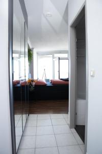 pasillo con habitación con cama y espejo en Fresh apartment - 20th floor - Netflix - Center, en Augsburg