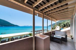 a balcony with a view of the ocean at Summer Breeze apartment in Póndi