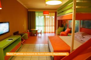 Vila Galé Eco Resort do Cabo - All Inclusive في كابو دي سانتو أغوستينو: غرفة نوم مع سرير بطابقين وغرفة معيشة