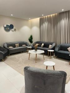 een woonkamer met blauwe banken en een tafel bij نزل ليلى الفندقية الفاخرة luxury in Abha