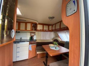 a kitchen and dining area of an rv at Luksusowy Kemping in Leśna