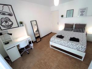 1 dormitorio con cama, escritorio y ordenador en Standing, 3 chambres, clim et garage priv proche Panier et Terrasses Port en Marsella