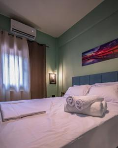 Кровать или кровати в номере One Salonica Deluxe Apartment 2