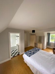 a bedroom with a large white bed in a room at No 3 Aughrim Holiday Village in Aughrim