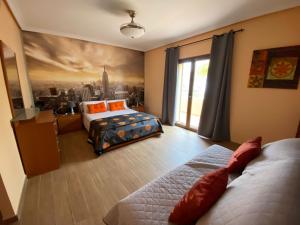 1 dormitorio con 2 camas y un cuadro en la pared en Villa Reencuentro, en Mojácar