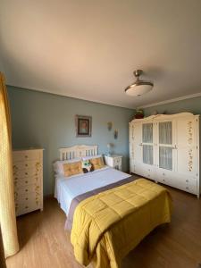 1 dormitorio con 1 cama blanca y armario blanco en Villa Reencuentro, en Mojácar