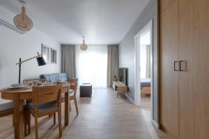 ein Wohnzimmer mit Tisch und ein Esszimmer in der Unterkunft Apartament Szafirowy by Major Domus Club in Dziwnów + 14 Fotos