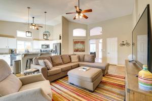 チャンドラーにある5 Mi to Dtwn Chandler Home with Outdoor Pool!のソファとテーブルのあるリビングルーム