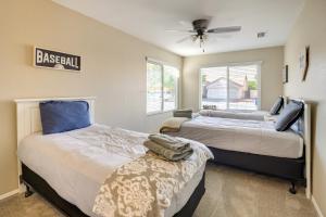 チャンドラーにある5 Mi to Dtwn Chandler Home with Outdoor Pool!のベッド2台と天井ファン付きの寝室 +21枚の写真