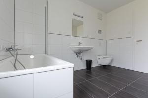 Phòng tắm tại T&K Apartments - Bergisch Gladbach - 4 Comfortable Apartments - 18 min to Fair Messe Cologne +50 ảnh