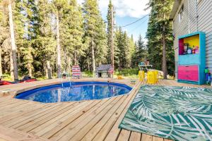 Bazén v ubytování Delta Junction Rental with Shared Pool and Hot Tub! nebo v jeho okolí