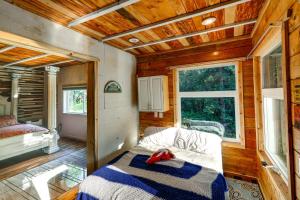 Postel nebo postele na pokoji v ubytování Delta Junction Rental with Shared Pool and Hot Tub! + 16 fotografií