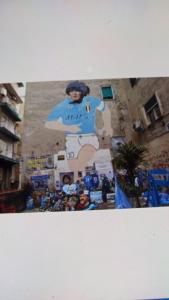 een poster van een man aan de zijkant van een gebouw bij CaSa AMELIA in Napels