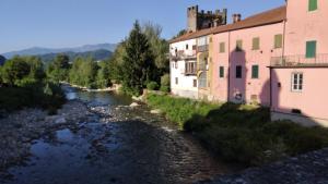 un río en una ciudad con casas rosas en Tuscany, Pontremoli, Italy Swallows Court Lovely home sleeps 2 to 4 people, en Pontremoli