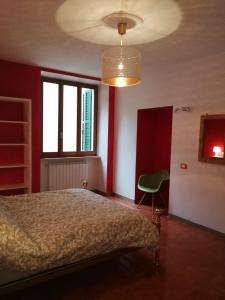 1 dormitorio con 1 cama y 1 silla verde en Tuscany, Pontremoli, Italy Swallows Court Lovely home sleeps 2 to 4 people, en Pontremoli