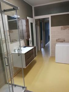 bagno con lavandino e doccia di Tuscany, Pontremoli, Italy Swallows Court Lovely home sleeps 2 to 4 people a Pontremoli