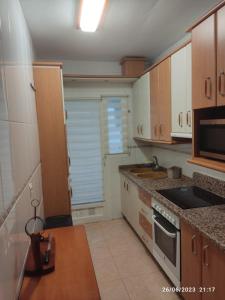 een keuken met een wastafel en een fornuis top oven bij Apartamento VILLA INÉS parking y wifi gratis in Huércal de Almería