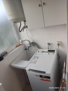 una cocina con fregadero y encimera en Apartamento VILLA INÉS parking y wifi gratis, en Huércal de Almería 21 fotos más