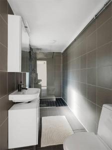 ein Bad mit einem Waschbecken und einem WC in der Unterkunft Jättemysig villa in Uddevalla