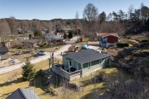 a small house on a hill next to a road at Jättemysig villa in Uddevalla