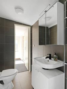 łazienka z białą umywalką i toaletą w obiekcie Jättemysig villa w mieście Uddevalla