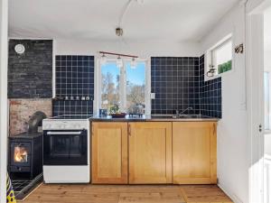 a kitchen with a stove and a stove top oven at Jättemysig villa in Uddevalla