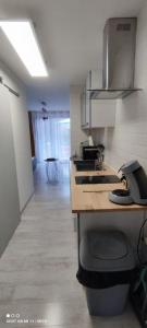 een keuken met een wastafel en een aanrecht bij Appartement cosy sur Agde pour 4 personnes maxi. in Agde