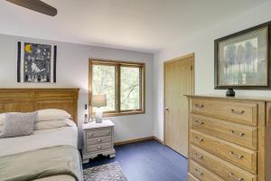 - une chambre avec un lit, une commode et une fenêtre dans l'établissement Secluded Wautoma Home with Fire Pit!, à Wautoma