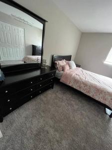 um quarto com uma cómoda e um espelho grande em Appleberry enterprise em Owings Mills