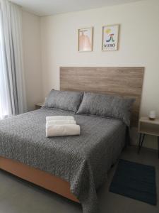 1 dormitorio con cama con almohada en Hermoso departamento a estrenar - Dolar Oficial en Godoy Cruz