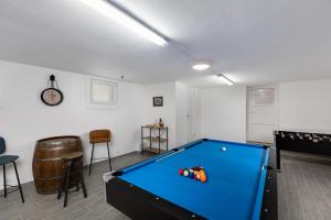 Habitación con mesa de billar y bar en Mary's Villa with heated pool & game room, en Malinska