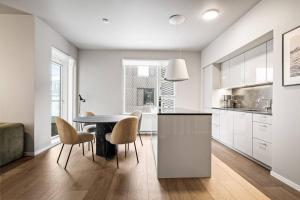 レイキャビクにあるPrivate Lux 2BR & 2BA City Center with Free Parkingの部屋にテーブルと椅子のあるキッチン