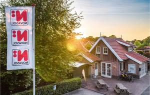 una casa con un cartel delante de una casa en Buitengoed Het Lageveld - 58, en Hoge-Hexel